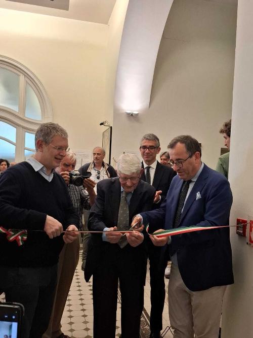 L'assessore regionale alle Autonomie locali Pierpaolo Roberti (in secondo piano) all'inaugurazione della mostra Casanova 