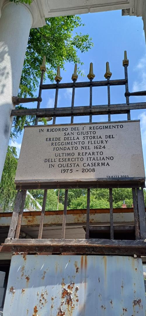 La targa commemorativa del 1o reggimento San Giusto