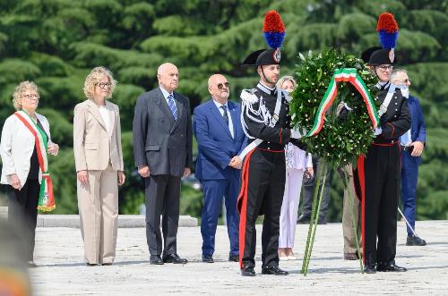 L’assessore al Patrimonio Sebastiano Callari alla cerimonia per il 79° Anniversario della fondazione della Repubblica italiana che si è tenuta a Redipuglia. Vicino a lui il ministro della Giustizia Carlo Nordio.