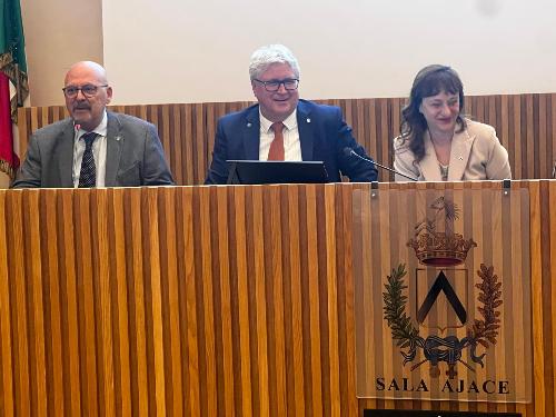 Alla sinistra l'assessore regionale Sebastiano Callari, al centro il sindaco di Udine Alberto Felice De Toni e alla destra l'assessore comunale all'Innovazione digitale Gea Arcella