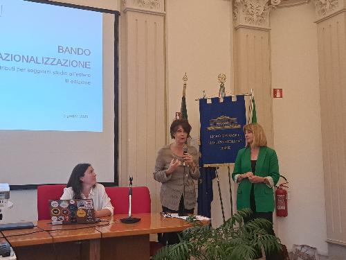 L'assessore regionale all'Istruzione Alessia Rosolen con il direttore del Servizio regionale Istruzione, Orientamento e Diritto allo studio Patrizia Pavatti al Liceo Stellini di Udine