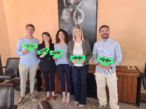 L'assessore regionale Cristina Amirante (seconda da destra) con gli amministratori del Comune di Sesto al Reghena e alcuni partner del progetto.
