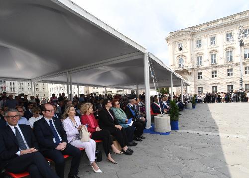 Il vicegovernatore Anzil (secondo da sinistra) e l'assessore Roberti (primo da sinistra) alla cerimonia per i 211 anni di fondazione dell'Arma dei Carabinieri