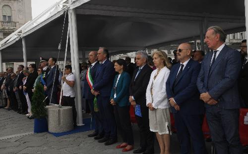 L'assessore Callari (secondo da destra) e l'assessore Scoccimarro (primo da destra) alla cerimonia per i 211 anni di fondazione dell'Arma dei Carabinieri
