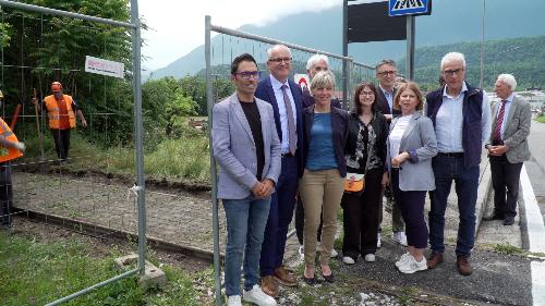 L'assessore regionale alle Finanze Barbara Zilli con le autorità sul cantiere del primo lotto della pista ciclabile Tolmezzo - Amaro - Stazione Carnia - Alpe Adria