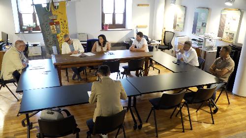 Un momento dell'incontro dell'assessore regionale Bini nel municipio di Forni di Sopra.