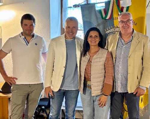 L'assessore regionale Sergio Emidio Bini (al centro) con la viceministro Vannia Gava e gli amministratori del Comune di Forni di Sopra.