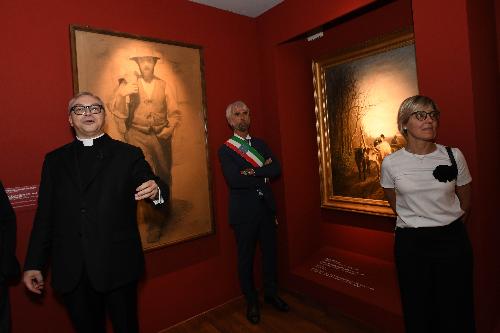 L'assessore regionale Barbara Zilli in un momento della visita della mostra di Illegio "Ricchezza. Dilemma perenne".
