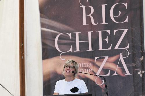 L'assessore Barbara Zilli all'inaugurazione della mostra di Illegio, giunta quest'anno alla ventunesima edizione