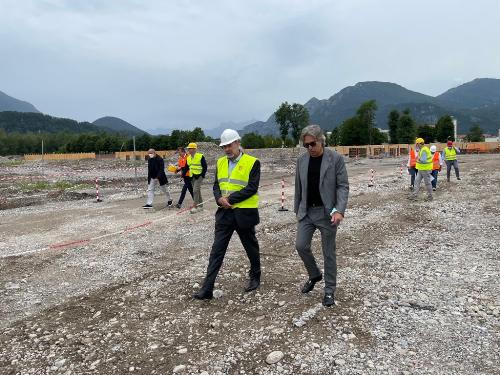 Il sopralluogo dell'assessore regionale alle Attività produttive, Sergio Emidio Bini, al cantiere del nuovo Centro logistico di Tolmezzo insieme al presidente di Carnia industrial park Roberto Siagri