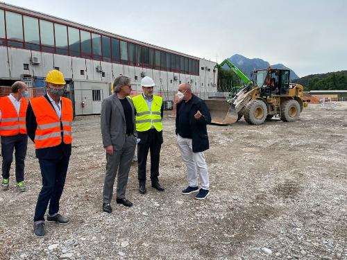 Una fase del sopralluogo svolto oggi dall'assessore regionale alle Attività produttive Sergio Emidio Bini svoltosi al cantiere di Tolmezzo