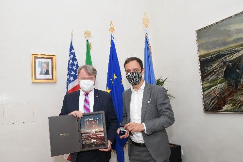 I doni consegnati dal governatore della Regione Massimiliano Fedriga al console generale degli Stati Uniti in Italia Robert Needham nel corso dell'incontro svoltosi oggti a Trieste