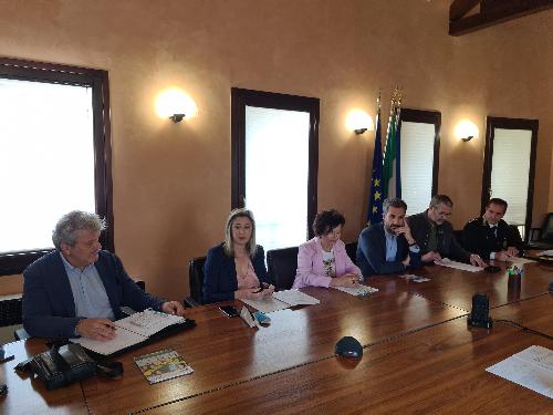 L'assessore regionale Cristina Amirante, al centro, nel suo intervento durante la presentazione del nuovo sisstema di alert digitale rigurdante i guadi del Cellina-Meduna
