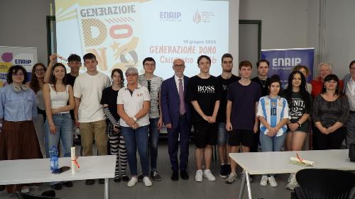 L'assessore Riccardi alla cerimonia di premiazione degli studenti Enaip che hanno realizzato il progetto grafico per il calendario 2026 dell'Afds