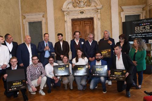 Il governatore Fedriga assieme ai premiati