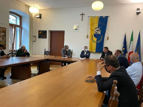 Una fase dell'incontro svoltosi in Municipio a Tarvisio con la presenza del'assessore alle Attività produttive Sergio Emidio Bini