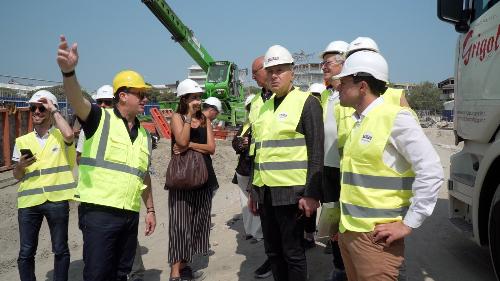 Un momento della visita al cantiere di Terrazza a Mare di Lignano da parte dell'assessore regionale Sergio Emidio Bini