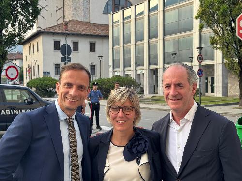 Il governatore del Friuli Venezia Giulia Massimiliano Fedriga (a sinistra), l'assessore regionale alle Finanze Barbara Zilli (al centro) e il governatore del Veneto Luca Zaia (a destra).