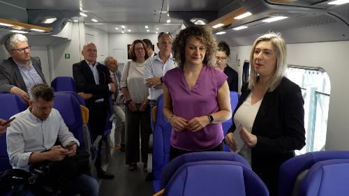 L’assessore regionale alle Infrastrutture Cristina Amirante, all’inaugurazione del nuovo treno, assieme al direttore regionale di Trenitalia per il Friuli Venezia Giulia Elisa Nannetti
