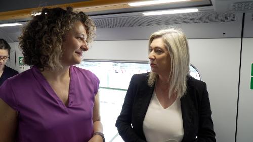 L’assessore regionale alle Infrastrutture Cristina Amirante, all’inaugurazione del nuovo treno, assieme al direttore regionale di Trenitalia per il Friuli Venezia Giulia Elisa Nannetti.
