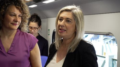 L’assessore regionale alle Infrastrutture Cristina Amirante, all’inaugurazione del nuovo treno, assieme al direttore regionale di Trenitalia per il Friuli Venezia Giulia Elisa Nannetti.

