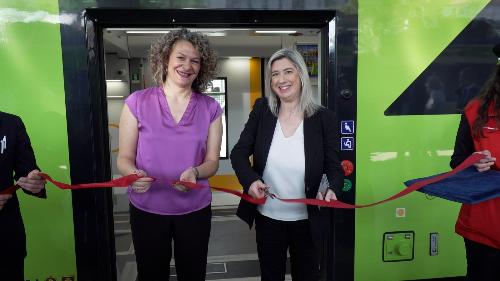L’assessore regionale alle Infrastrutture Cristina Amirante, all’inaugurazione del nuovo treno, assieme al direttore regionale di Trenitalia per il Friuli Venezia Giulia Elisa Nannetti al taglio del nastro del nuovo treno "rock".