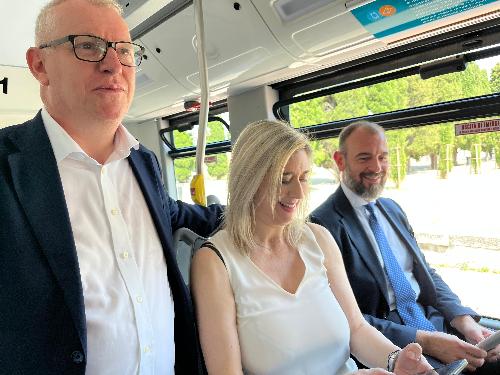L'assessore regionale alle Infrastrutture Cristina Amirante (al centro) con il presidente di Trieste Trasporti Maurizio Marzi Wildauer (a sinistra).