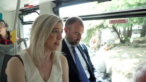 L'assessore regionale alle Infrastrutture Cristina Amirante su uno dei nuovi autobus elettrici della Trieste Trasporti.