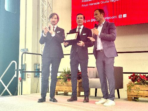 Il governatore Fedriga con i fratelli Gaberlotto, all'ottava generazione nella gestione della società.