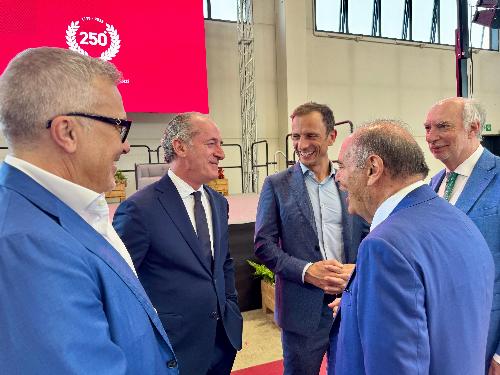 Il governatore Fedriga, al centro, in un momento della festa aziendlae con il governatore del Veneto Luca Zaia, l'assessore regionale Sergio Emidio Bini e il giornalista Bruno Vespa.