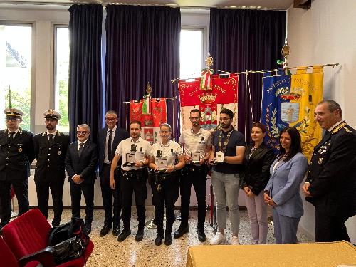 I rappresentanti delle istituzioni in Comune a Pordenone per la consegna degli attestati agli agenti della Polizia locale
