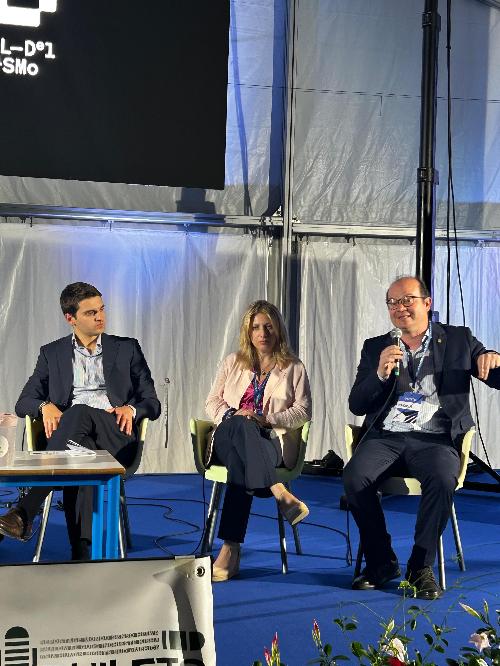 Il vicegovernatore del Friuli Venezia Giulia Mario Anzil (a destra) all’incontro "Com’è cambiato il linguaggio della politica?", tenutosi nell’ambito del Festival del giornalismo di Ronchi dei Legionari