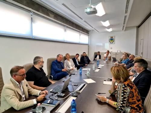 Un'immagine del tavolo tecnico che si è tenuto nella sala riunioni del Comune di Lignano Sabbiadoro. 