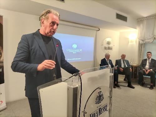 L'assessore regionale alla Difesa dell'ambiente, energia e sviluppo sostenibile, Fabio Scoccimarro,all'assemblea di Confcommercio Trieste
