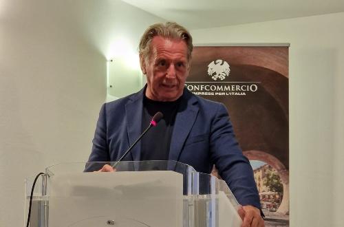 L'assessore regionale alla Difesa dell'ambiente, energia e sviluppo sostenibile, Fabio Scoccimarro,all'assemblea di Confcommercio Trieste
