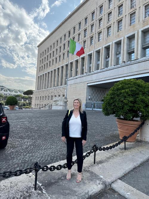L'assessore regionale Cristina Amirante davanti al ministero degli Esteri in piazza della Farnesina a Roma