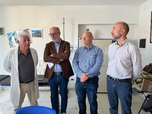 L'assessore regionale alla Salute riccardo Riccardi con il medico di medicina generale Emilio Insacco (primo a sinistra) e i sindaci di Clauzetto e Vito d'Asio