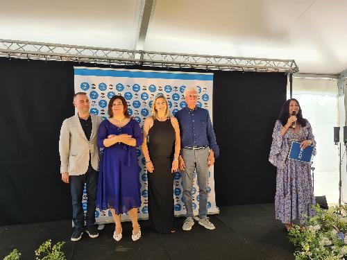 L'assessore regionale Cristina Amirante con la famiglia Broggian alla celebrazione del trentennale di fondazione dell'impresa Cgn di Pordenone