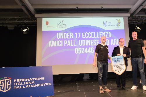 Il vicegovernatore Anzil al Gran Galà regionale della Pallacanestro con i rappresentanti della Apu Udine.