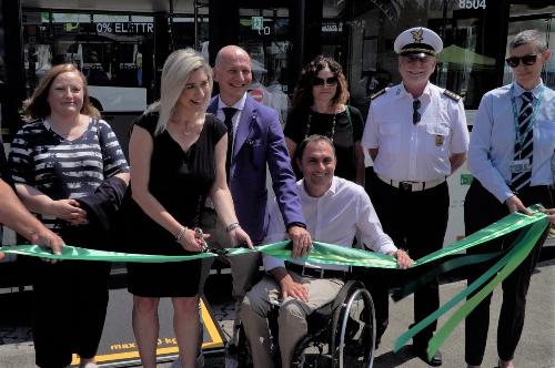 Taglio del nastro nel corso della cerimonia di consegna degli autobus elettrici a Udine alla presenza dell'assessore regionale alle Infrastrutture Cristina Amirante