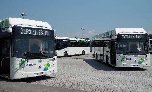I due mezzi destinati al trasporto urbano di Udine consegnati durante la cerimonia odierna alla presenza dell'assessore regionale Cristina Amirante 