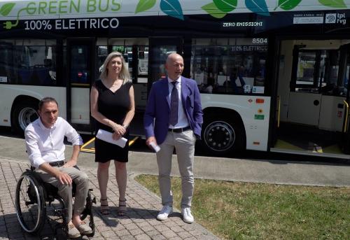 L'assessore regionale alle Infrastrutture Crisitina Amirante (al centro) con l'assessore comunale alla Mobilitò di Udine Ivano Marchiol (a sinistra) e l'amministratore delegato di Arriva Udine Diego Regazzo (a destra)