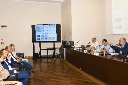 Il governatore del Friuli Venezia Giulia Massimiliano Fedriga assieme all'assessore regionale alla Salute Riccardo Riccardi e al direttore generale dell'Azienda regionale di coordinamento per la Salute (Arcs) Stefano Dorbolò, all'illustrazione degli strumenti messi in campo dalla Regione per valorizzare il personale del servizio sanitario regionale