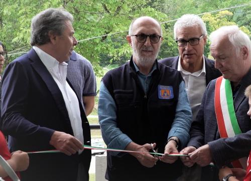 Taglio del nastro alla foresteria di Ampezzo alla presenza dell'assessore regionale Riccardo Riccardi