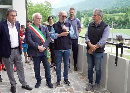 Una fase della cerimonia di inaugurazione della foresteria di Ampezzo