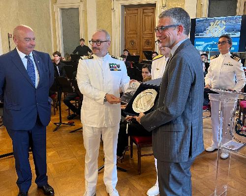 L'assessore Roberti (a destra) con il sindaco Dipiazza (a sinistra) e il capitano Del Prete (al centro).