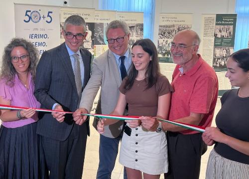 Il taglio del nastro della mostra "Ierimo. Semo. Saremo" ospitata dal Palazzo della Regione.