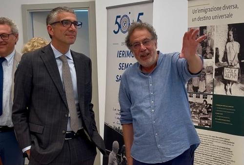 L’assessore alle Autonomie locali con delega ai corregionali all'estero Pierpaolo Roberti (a sinistra) visita l'esposizione.
