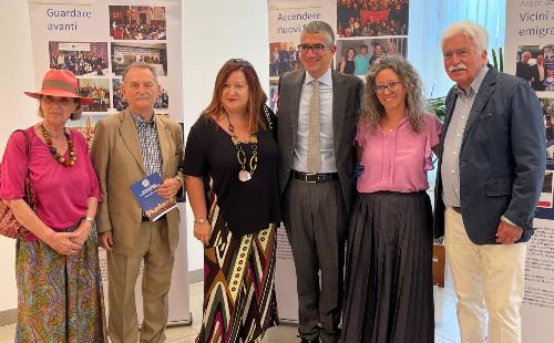 L'assessore Roberti (al centro) insieme ai Giuliani nel mondo. 