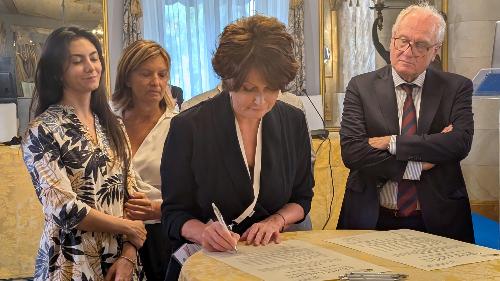 La sottoscrizione del gemellaggio tra la Carta di Lorenzo e la Carta di Urbino